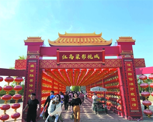 五一假期,高密红高粱影视城内游客爆满